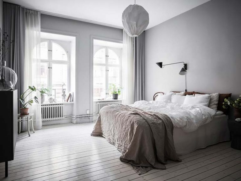 Deze slaapkamer met grijze muren is perfect gestyled Slaapkamer ideeën