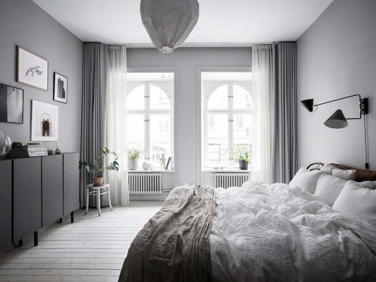 Deze slaapkamer met grijze muren is perfect gestyled Slaapkamer ideeën