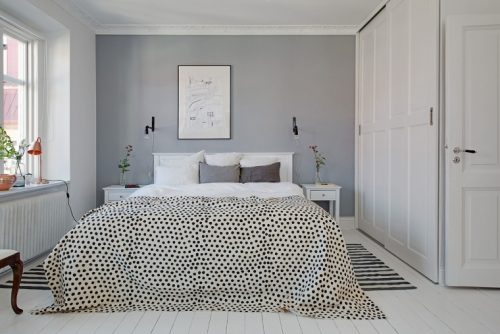 Een grijze muur een witte slaapkamer – ideeën