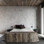 Minimalistisch stoere badkamer met betonlook en drijfhout