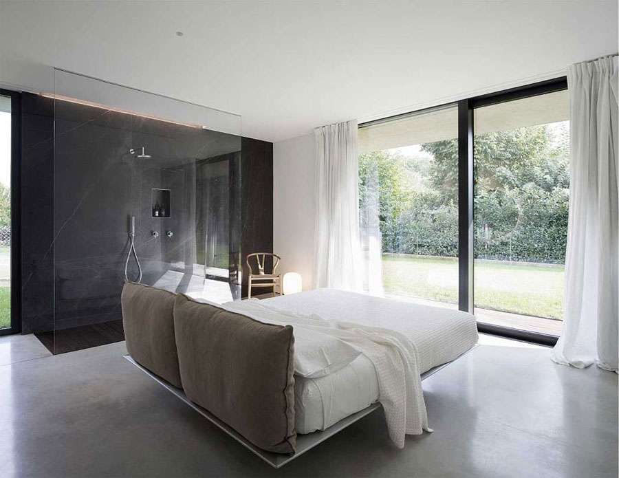 bossen Ruimteschip microscoop Slaapkamer badkamer combinatie in luxe Italiaanse bungalow – Slaapkamer  ideeën