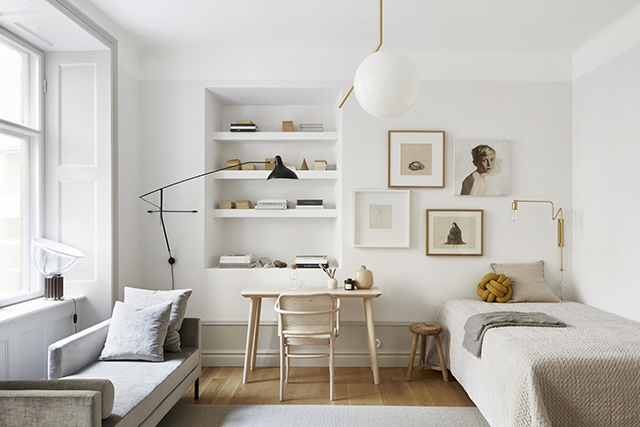 Stijlvolle Slaapkamer-woonkamer-werkplek in een Zweeds appartement Slaapkamer ideeën