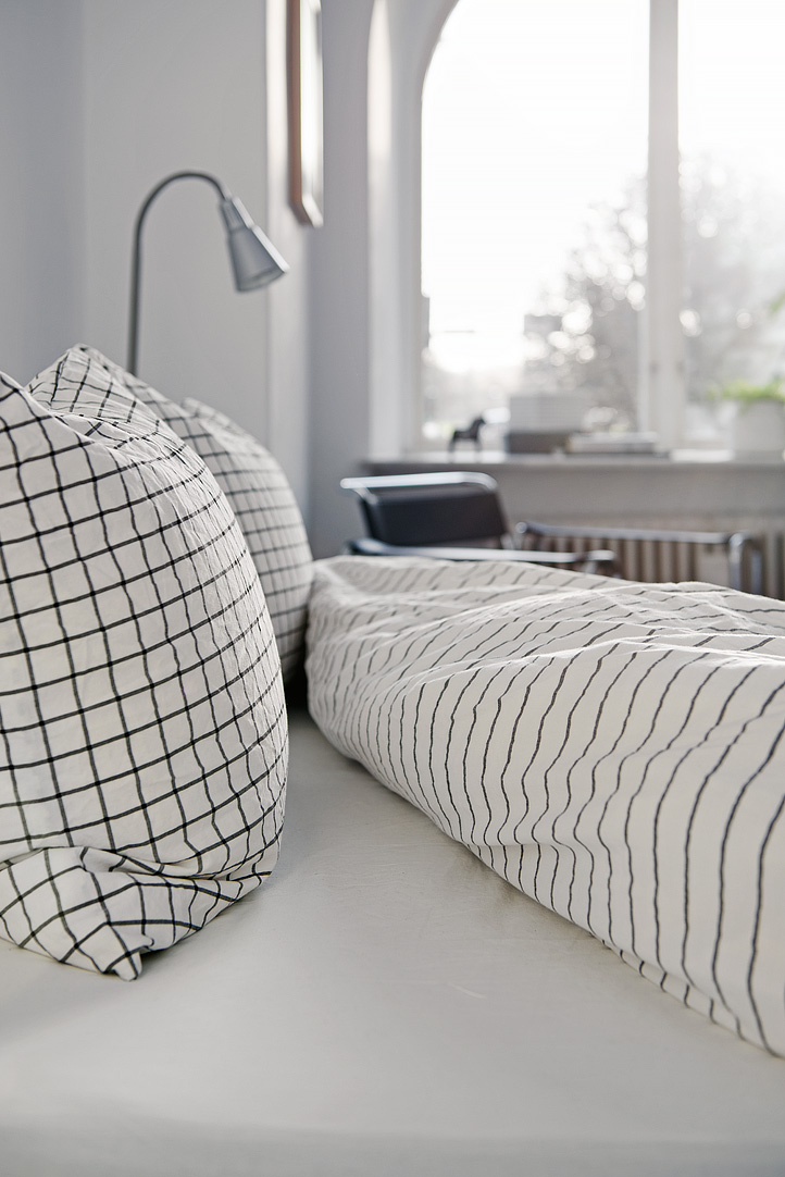 Verkoopstyling met leuke accessoires in Scandinavische slaapkamer