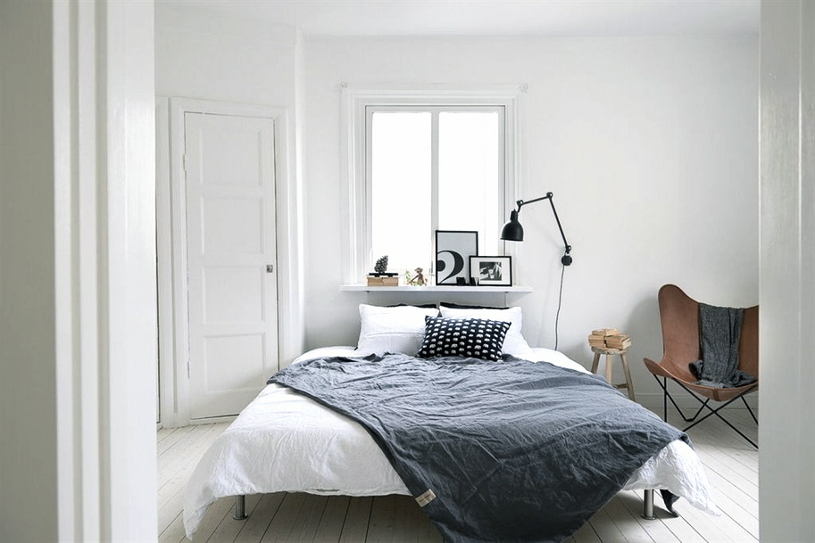 Verkoopstyling in Scandinavische slaapkamer